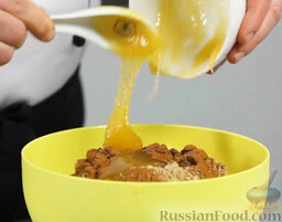Венский штрудель: Добавляем мед (или сахар). Все тщательно перемешиваем.