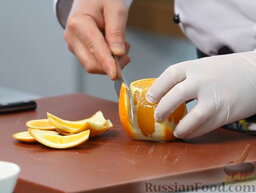 Сорбет из апельсинов и меда: Главное — правильно подготовить апельсины и лимоны. Есть специальный способ. Ножом срезаем кожуру апельсина вместе с белой частью. Теперь нам видны дольки.