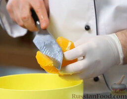 Сорбет из апельсинов и меда: Вырезаем дольки из белых оболочек, — нам нужна чистая мякоть.