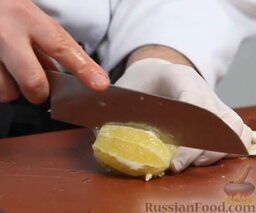 Сорбет из апельсинов и меда: Точно так же чистим и нарезаем лимон.