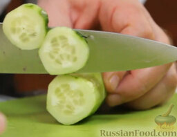 Салат из зелени со скумбрией горячего копчения: Очищаем огурец от кожицы, нарезаем.