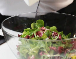 Салат из зелени со скумбрией горячего копчения: Добавляем листья рукколы или салата и шпината.