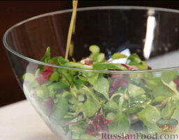Салат из зелени со скумбрией горячего копчения: Заправляем, солим и аккуратно перемешиваем салат.