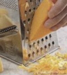 Макароны с четырьмя видами сыра: Весь сыр должен быть измельчен на крупной терке.