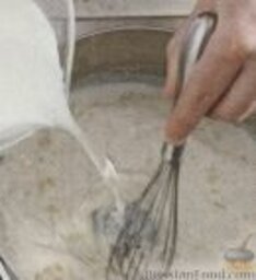 Макароны с четырьмя видами сыра: Молоко в сотейник стоить вводить тонкой струйкой, постоянно помешивая венчиком.