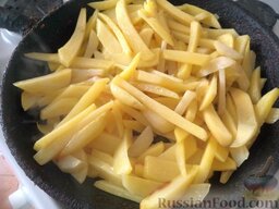 Картофель, жаренный с яйцом: Разогреть сковороду. Налить растительное масло. Выложить картофель. жарить на среднем огне периодически помешивая до готовности (около 15 минут).