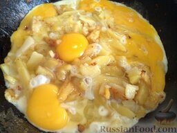 Картофель, жаренный с яйцом: Посолить, поперчить (по желанию), вбить куриные яйца.