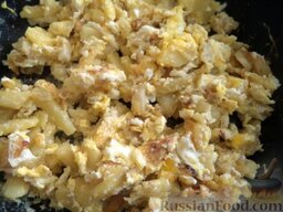 Картофель, жаренный с яйцом: Жарить помешивая, до полной готовности яиц (около 5 минут).