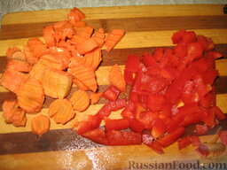 Суп с зелеными бобами: Порезать морковь кусочками и перец мелкими кубиками. Добавить  в бульон к картофелю и бобам. Варить 20 минут на умеренном огне.  На сливочном масле пассировать мелко порезанный лук, добавить специи. Положить в суп, посолить по вкусу, дать закипеть. Добавить мелко порезанную зелень.