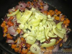 Капуста, тушенная с овощами: Разогреть в сковороде  масло и обжарить на нем мелко порезанный лук и морковь, порезанную кружочками.  Добавить очищенный от семян болгарский перец, порезанный соломкой.