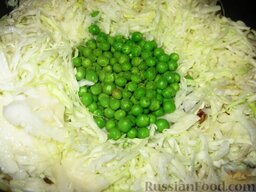 Капуста, тушенная с овощами: Добавить зеленый горошек. Тушить 10-12 минут до мягкости капусты.