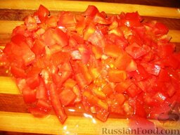 Капуста, тушенная с овощами: Порезать кубиками помидоры.