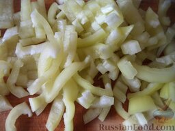 Овощное рагу на зиму: Перец помыть, почистить, нарезать соломкой.
