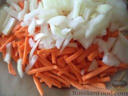 Овощное рагу на зиму: Почистить и помыть лук и морковь. Морковь нарезать тонкой соломкой, лук нарезать кубиками или полукольцами.