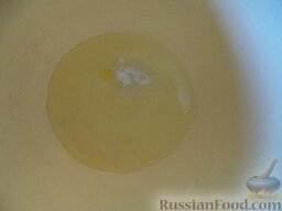 Латкес  (оладьи творожные): Отделить яичные белки от желтков. Посолить.