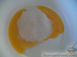 Латкес  (оладьи творожные): К желткам добавить сахар.