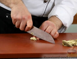 Брускетта с копченым лососем на муссе из баклажана: Зубчик чеснока режем меленько.