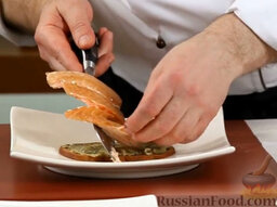 Брускетта с копченым лососем на муссе из баклажана: Укладываем на слой баклажанов тонкий ломоть лосося.