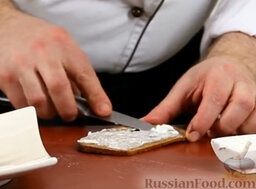 Брускетта с копченым лососем на муссе из баклажана: Второй ломтик хлеба намажем сливочным маслом.
