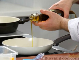 Брускетта с копченым лососем на муссе из баклажана: Пока спаржа охлаждается, разогреваем сковороду, наливаем в нее чесночное оливковое масло. Обсушиваем спаржу салфеткой.