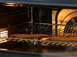 Брускетта с копченым лососем на муссе из баклажана: Ломтики хлеба подсушиваем в духовке при невысокой температуре (75 градусов). Вынимаем.