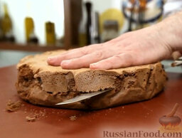 Шоколадно-вишневый торт "Черный лес": Разрезаем бисквит на три коржа одинаковой толщины. Собираем торт.