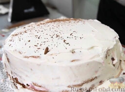 Шоколадно-вишневый торт "Черный лес": Щедро посыпаем торт мелкой шоколадной крошкой. Если высыпать ее сверху из пиалки, она распределится равномерно, тонким слоем.