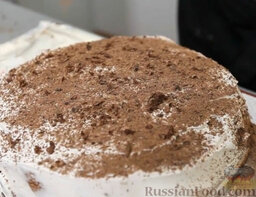 Шоколадно-вишневый торт "Черный лес": Небольшой кусочек шоколада натираем крупной стружкой. Присыпаем торт сверху шоколадной стружкой.