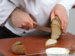 Салат Цезарь в стиле фьюжн: Берем цельнозерновой хлеб и нарезаем его тончайшими, буквально просвечивающимися ломтиками.