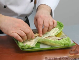 Салат Цезарь в стиле фьюжн: Румяные хлебцы тоже промазываем соусом и тоже выкладываем на тарелку. Посыпаем наше блюдо сухариками.