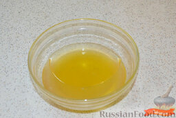 Маринованные помидоры в лимоне с медом: Из лимонов выдавить сок в мисочку, добавить мед, растительное масло, перемешать.