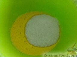 Пирог с ревенем и мягким безе: Добавить в желтки сахар, соль и взбить.