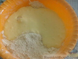 Пирог с ревенем и мягким безе: Затем добавить взбитые желтки с сахаром. Влить молоко.