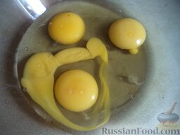 Омлет с ветчиной и помидорами: Куриные яйца вбить в тарелку.