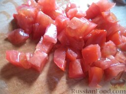 Омлет с ветчиной и помидорами: Помидор помыть, нарезать кубиками.