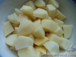 Картофельный суп с фрикадельками и лапшой: Поставить кастрюлю с бульоном на огонь. Пока он вскипит почистить и помыть картофель, нарезать кусочками.