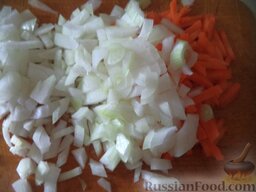 Картофельный суп с фрикадельками и лапшой: Почистить и помыть лук и морковь. Морковь нарезать тонкой соломкой, лук нарезать кубиками.
