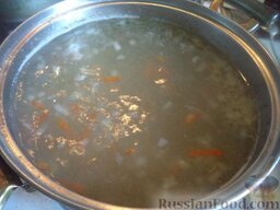 Картофельный суп с фрикадельками и лапшой: В кипящий бульон опустить картофель, лук и морковь. Посолить. Варить 10 минут.