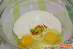 Запеканка из лаваша с сыром и грибами: В миске соединить яйца с простоквашей и специями по вкусу.