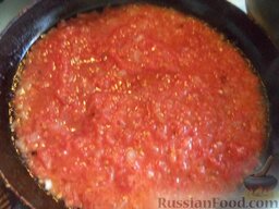 Тефтельки американские: Добавить подготовленные помидоры. Тушить все вместе около 10 минут на небольшом огне. Посолить, поперчить, добавить сахар.
