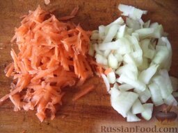 Простой постный рассольник: Почистить и помыть лук и морковь. Морковь нарезать тонкой соломкой, лук нарезать кубиками.
