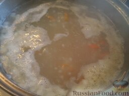 Простой постный рассольник: Рис промыть. В кипящую воду опустить картофель, рис и половину моркови и лука. Варить 15 минут.