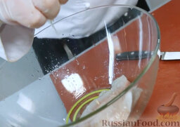 Эскабече из дорады: Перекладываем филе в посудину, выдавливаем в нее лимонный сок.
