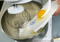 Ирландские маффины: Добавляем яйцо. Тщательно вымешиваем. Если вы пользуетесь миксером или комбайном, вымешивайте на самой низкой скорости.