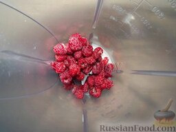 Малиновый коктель: В блендер кидаем свежие(можно замороженные)ягоды, вливаем молоко, засыпаем сахар. Взбиваем.