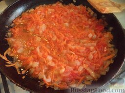 Гречневый супчик на скорую руку: Разогреть сковороду, налить растительное масло. В горячее масло выложить лук и морковь. Обжаривать, помешивая, на среднем огне 2-3 минуты. Затем добавить помидоры. Перемешать. Тушить 3-5 минут.