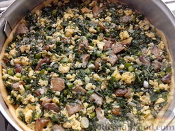 Пирог из творожного теста с зеленым луком, грибами и яйцами: Выложить на тесто начинку, распределить равномерно.