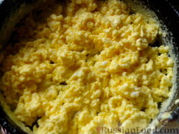 Пирог из творожного теста с зеленым луком, грибами и яйцами: Вылить взбитые яйца на разогретую сковороду с растительным маслом и обжарить яичницу.