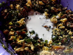 Пирог из творожного теста с зеленым луком, грибами и яйцами: Соединить все ингредиенты для начинки, посолить и поперчить по вкусу. Влить сливки и перемешать.