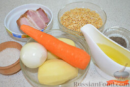 Гороховый суп с копченой грудинкой: В кипящую воду опустить промытый горох, довести до кипения, удалить накипь и варить 10-15 минут.   Пока варится горох, подготовить нарезку овощей и грудинки.  Лук мелко нарезать. Морковь нарезать мелким кубиком. Картофель нарезать кубиком.
